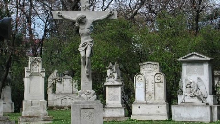 copyright: MA 42 Grabsteine und großes Steinkreuz, im Hintergrund Bäume