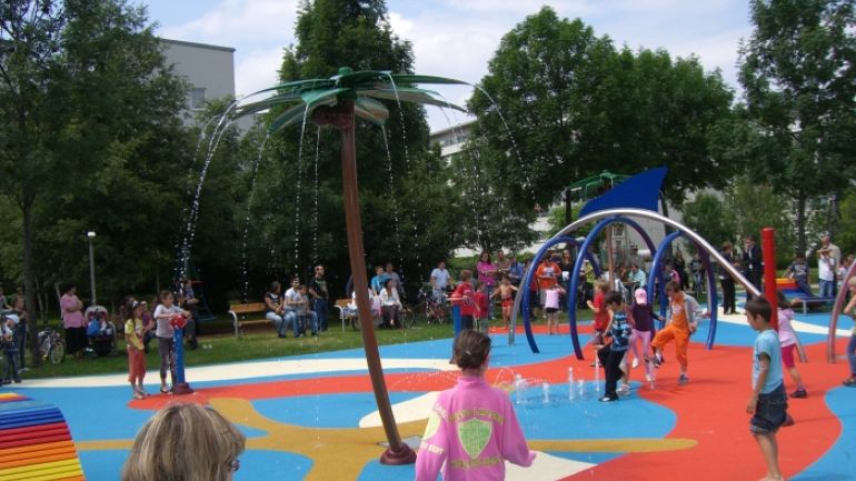 Spielende Kinder einem Wasserspielpark