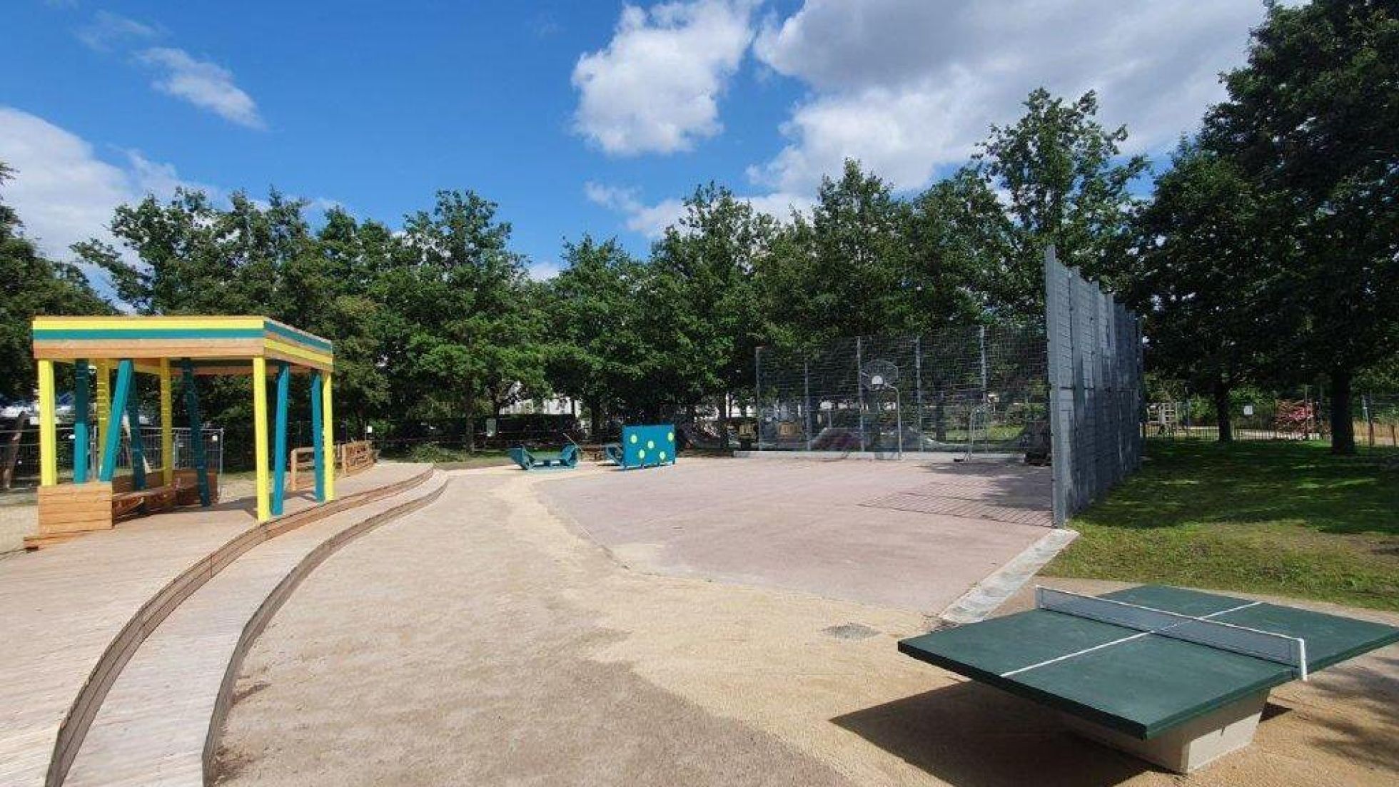 Tischtennistisch, Sitzband aus Holz und Pergola in einem Park