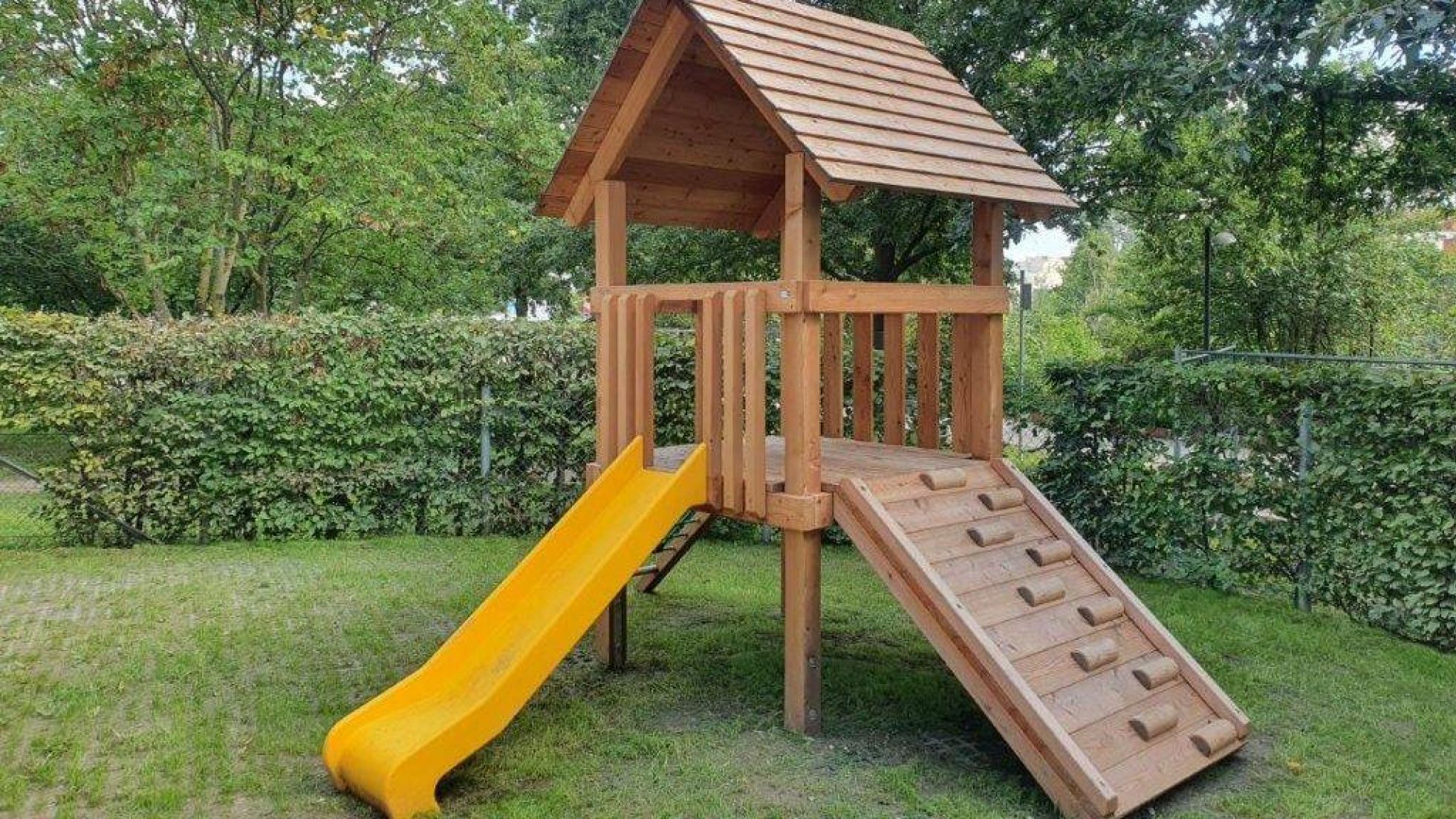 Rutsche mit Holzturm