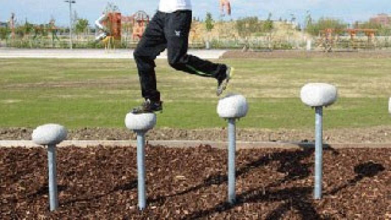 copyright: Motorikdreams Kind läuft über einen Balancier-Parcours