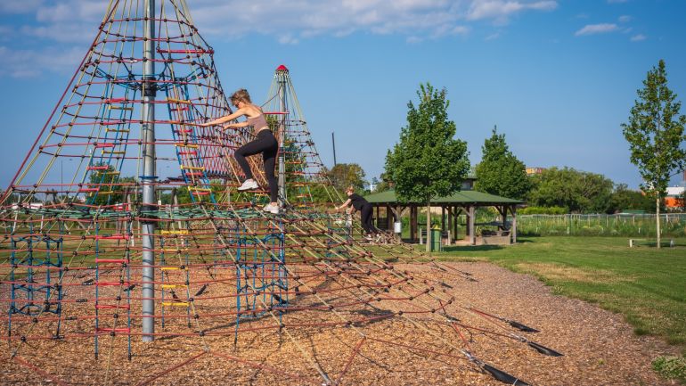 2 Mädchen auf einem großen Kletternetz