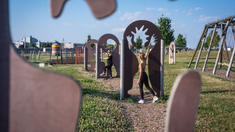 Ein Weg mit Märchenfiguren durch die 2 Frauen gehen.