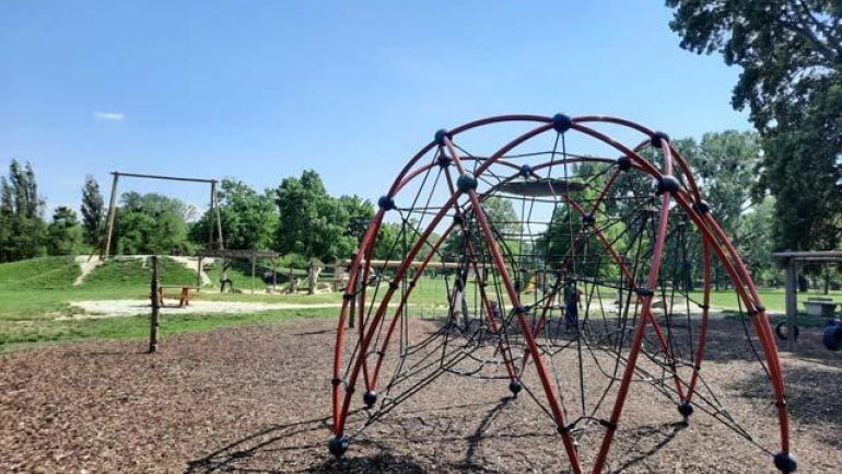 Klettergerüst auf einem Spielplatz