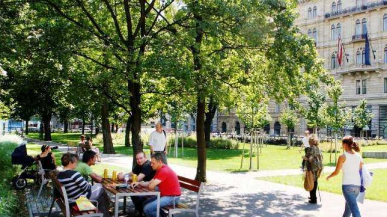 copyright: © Christian HOUDEK
Erikenstrasse 14
3032 Eichgraben
+43 664 301 26 96
foto@christianhoudek.at Menschen sitzen zusammen am Parktisch