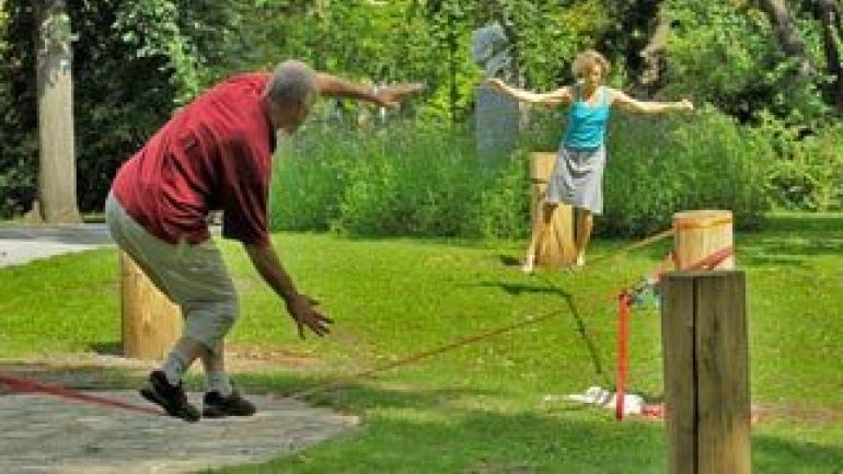 Junge Menschen balancieren auf der Slackline