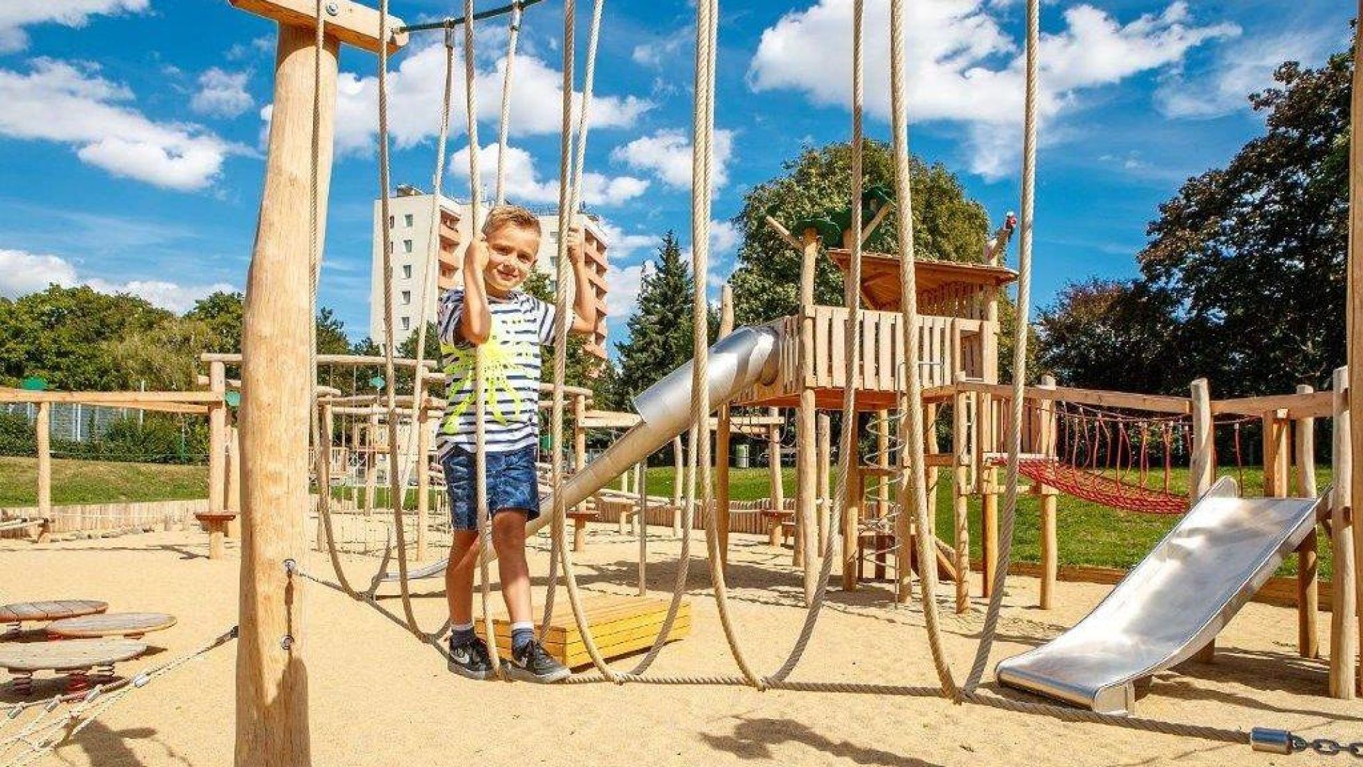 Bub auf einem Spielplatz