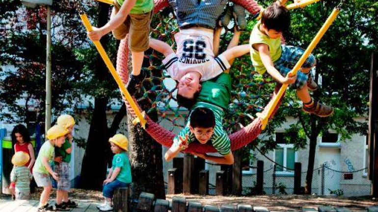 copyright: Radim Vrska Schaukelnde Kinder am Spielplatz