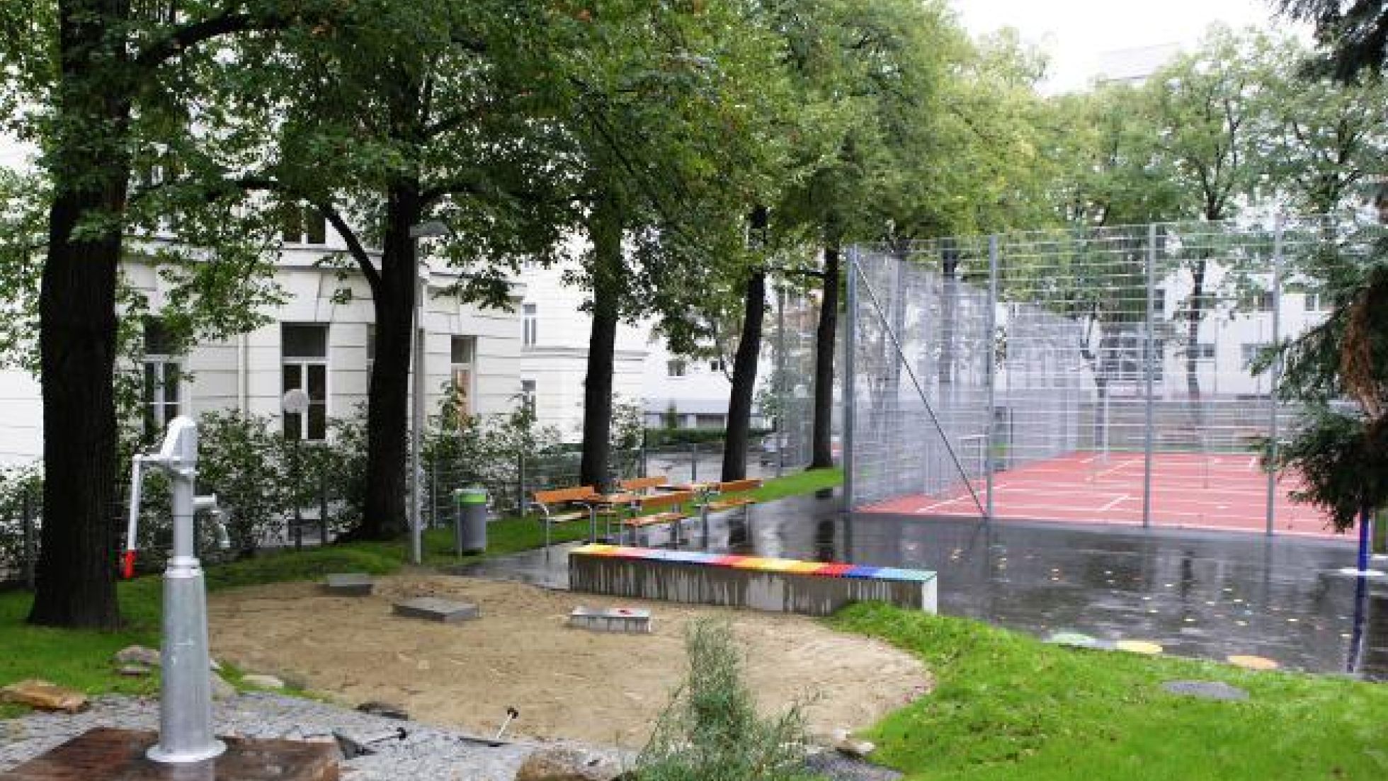 Trinkbrunnen, Spielkäfig im Hintergrund
