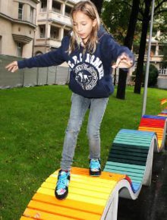 copyright: MA 42 Mädchen balanciert auf einer Bank