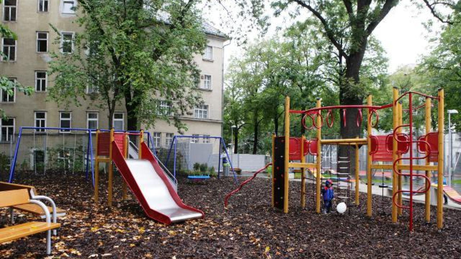 Spielgeräte und Rutsche im Kinderpark