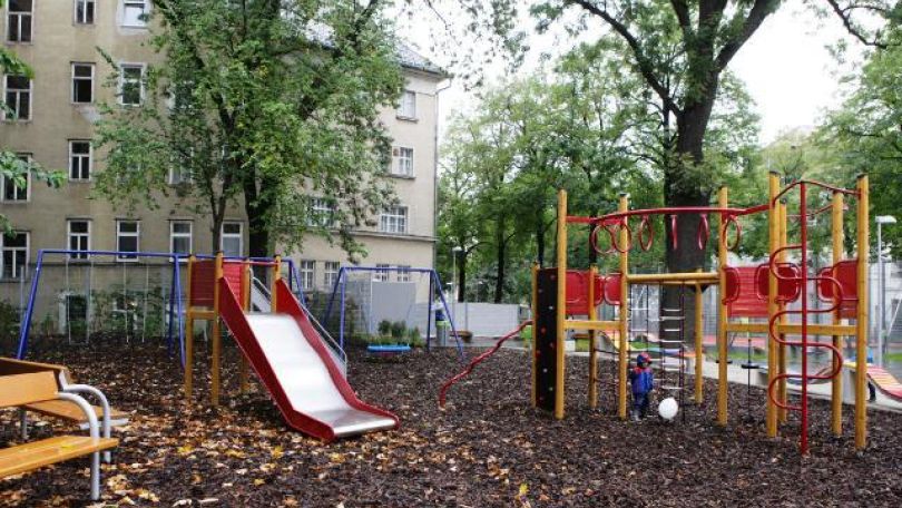 copyright: © Christian HOUDEK
Erikenstraße 14
3032 Eichgraben
0664 301 26 96
foto@christianhoudek.at Spielgeräte und Rutsche im Kinderpark