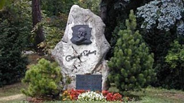 copyright: MA 42 Denkmal vor und zwischen Nadelbäumen