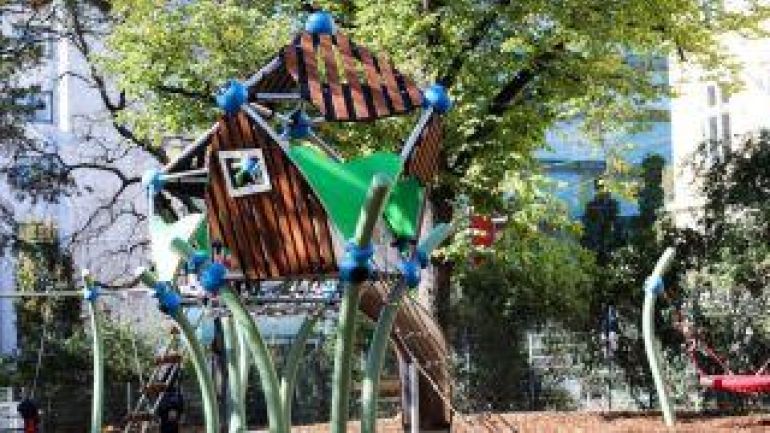 copyright: MA 42 Baumhaus auf einem Spielplatz