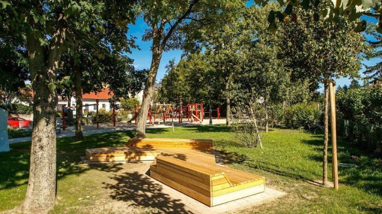 Sitzgelegenheiten aus Holz in einem Park