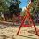 copyright: Wiener Stadtgärten/Houdek Spielplatz mit roter Nestschaukel, Klettergerüst und weiteren Spielgeräten