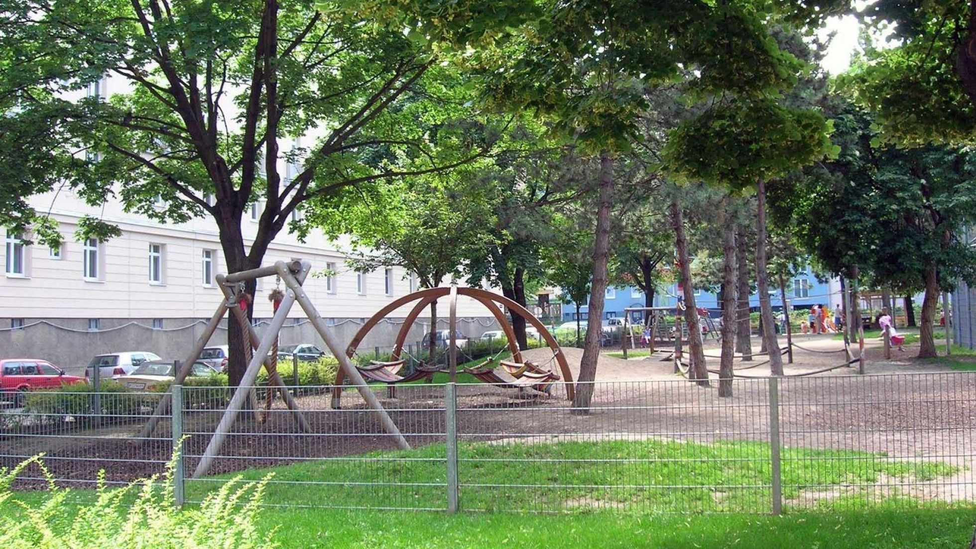 copyright: Wiener Stadtgärten Spielplatz im Schatten unter Bäumen