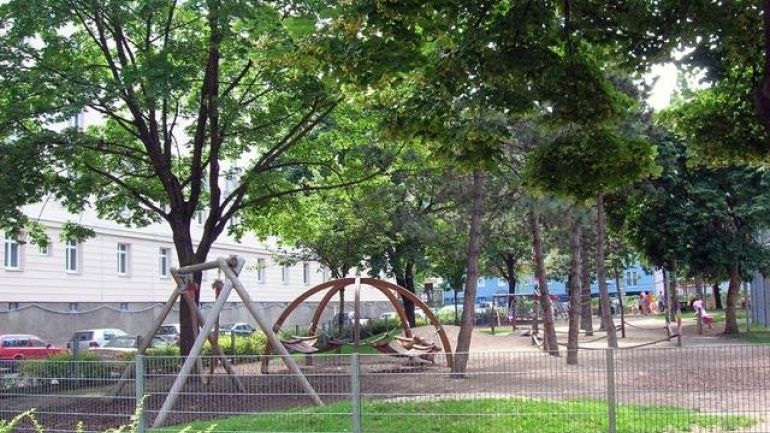 Spielplatz im Schatten unter Bäumen