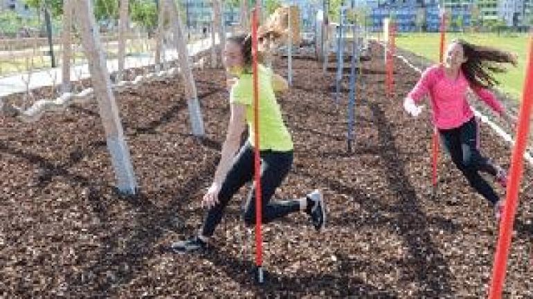 copyright: Motorikdreams 2 Mädchen laufen Slalom zwischen Stangen