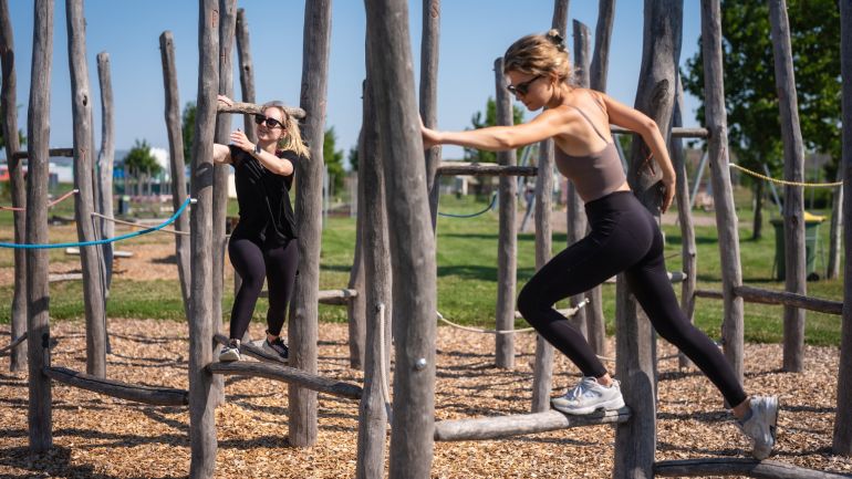 Ein Mann balanciert durch einen Stangenwald