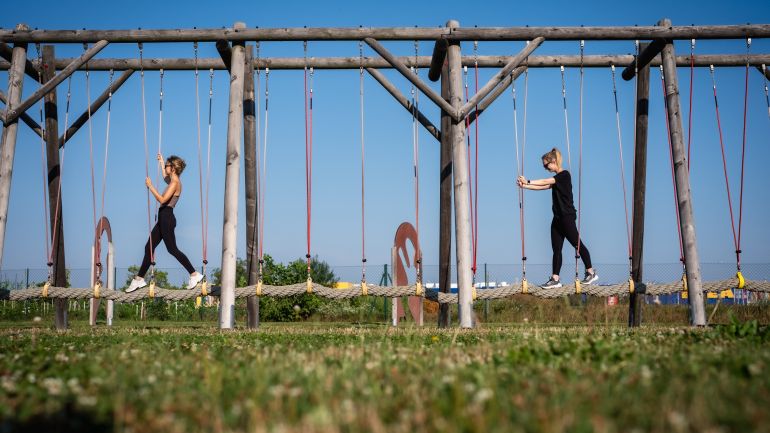 2 Frauen auf einer großen Seilschaukel