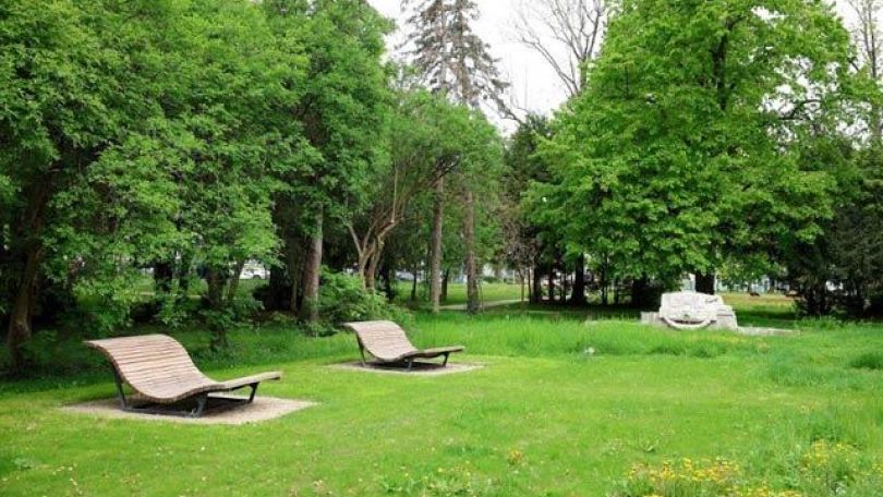 Wellenliegen aus Holz in einem Park