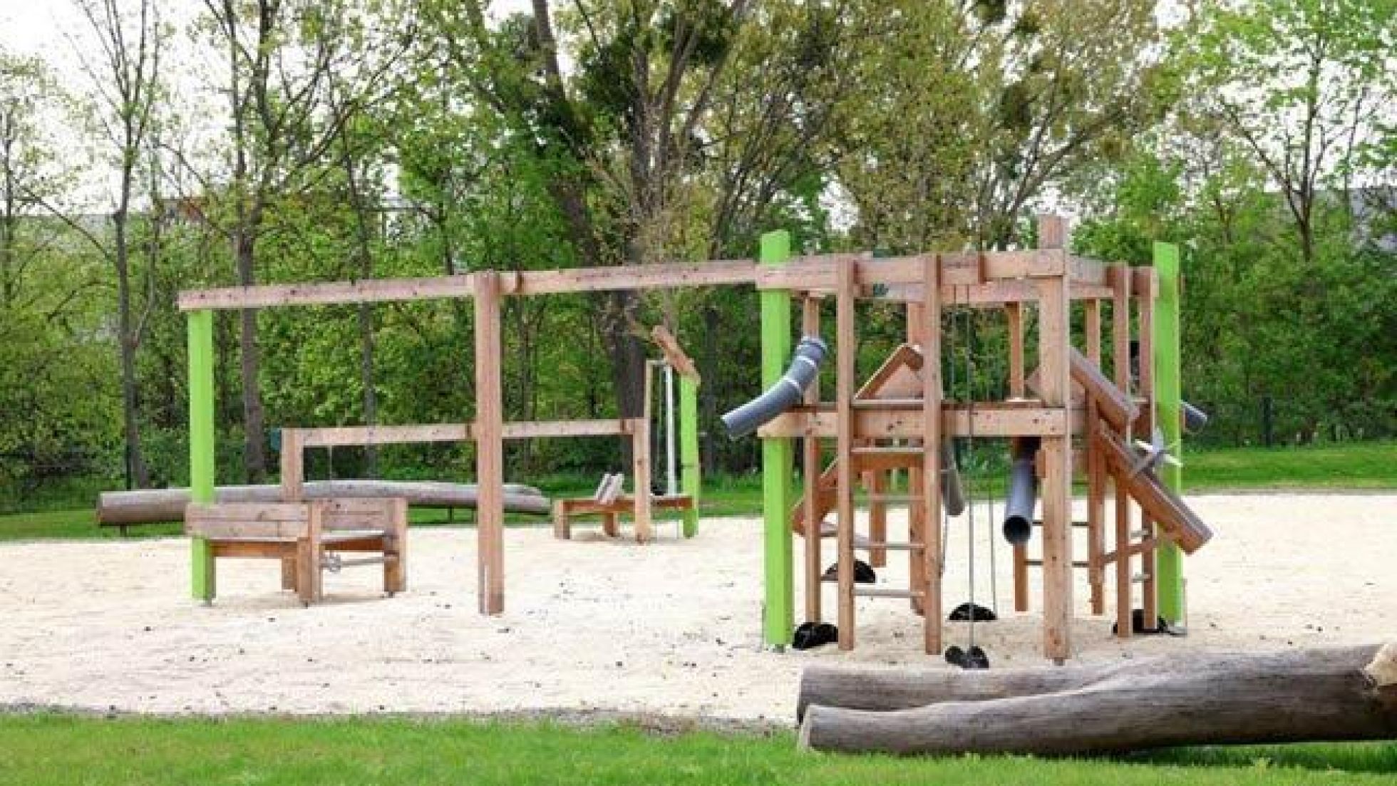 Spielplatz mit Holzspielgeräten