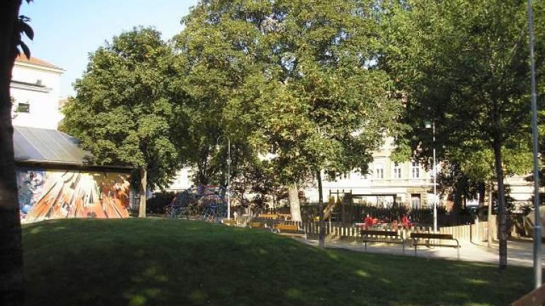 copyright: Wiener Stadtgärten Grashügel, dahinter Bänke