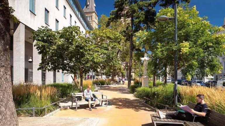 Park mit Sitzbänken und Bäumen