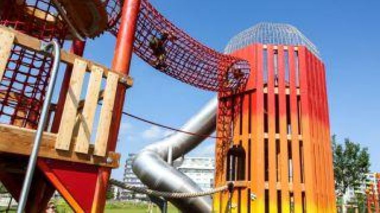 Buntes Spielgerät auf einem Spielplatz