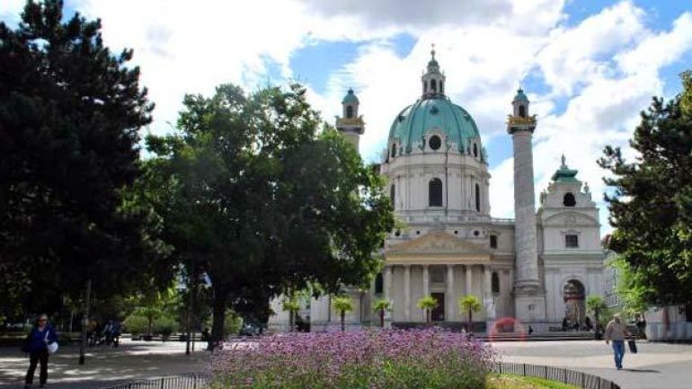 Blumenbeet vor der Karlskirche