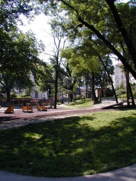 copyright: MA 42 ein Spielplatz zwischen Wiesen und Bäumen