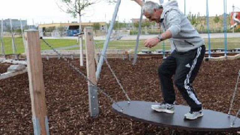 copyright: Motorikdreams Mann auf einer Balancier-Scheibe