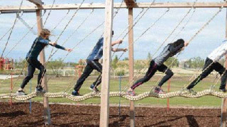 copyright: Motorikdreams Mehrere Menschen stehen auf einer Seilschaukel