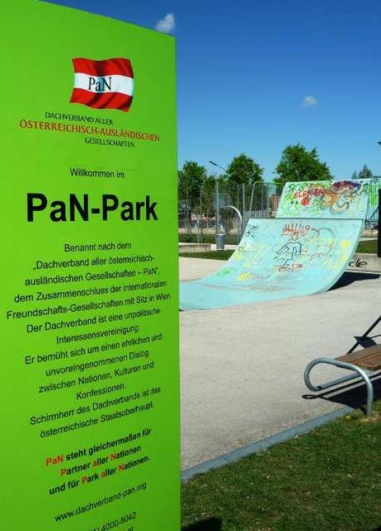 Schild und Ansicht im Park aller Nationen (PaN)