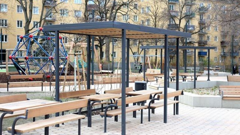 copyright: Stadt Wien/Martin Votava Sitzbänke unter einer Pergola