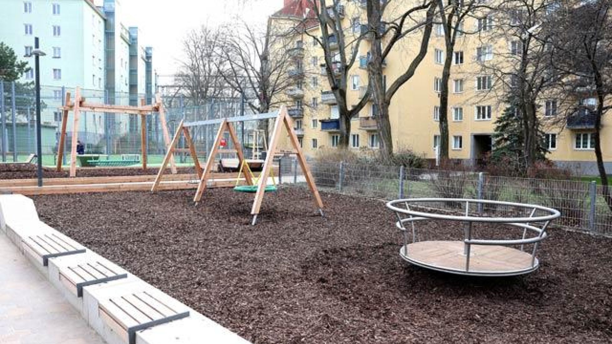 copyright: Stadt Wien/Martin Votava Schaukeln und Karussell auf einem Spielplatz