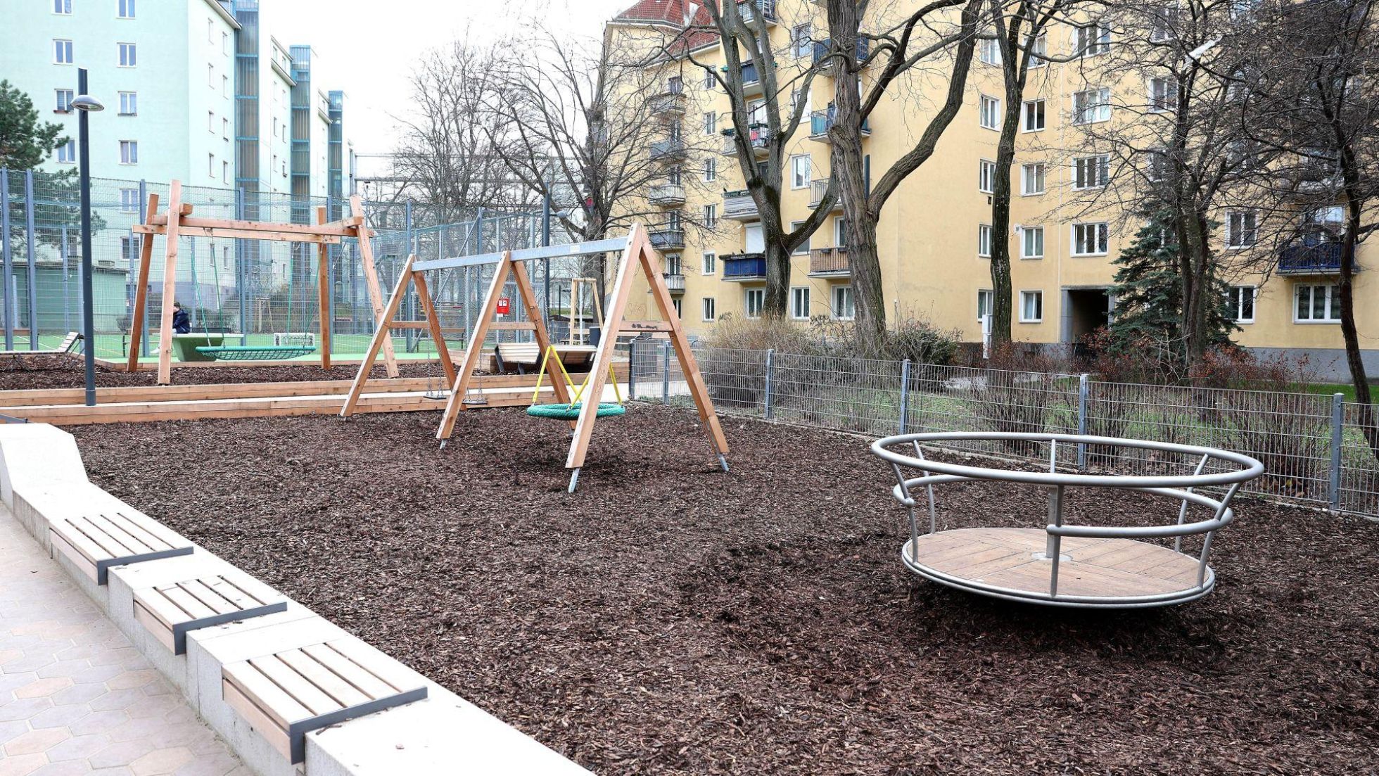 copyright: Stadt Wien/Martin Votava Schaukeln und Karussell auf einem Spielplatz
