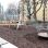 Schaukeln und Karussell auf einem Spielplatz