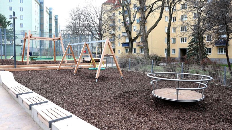 Schaukeln und Karussell auf einem Spielplatz