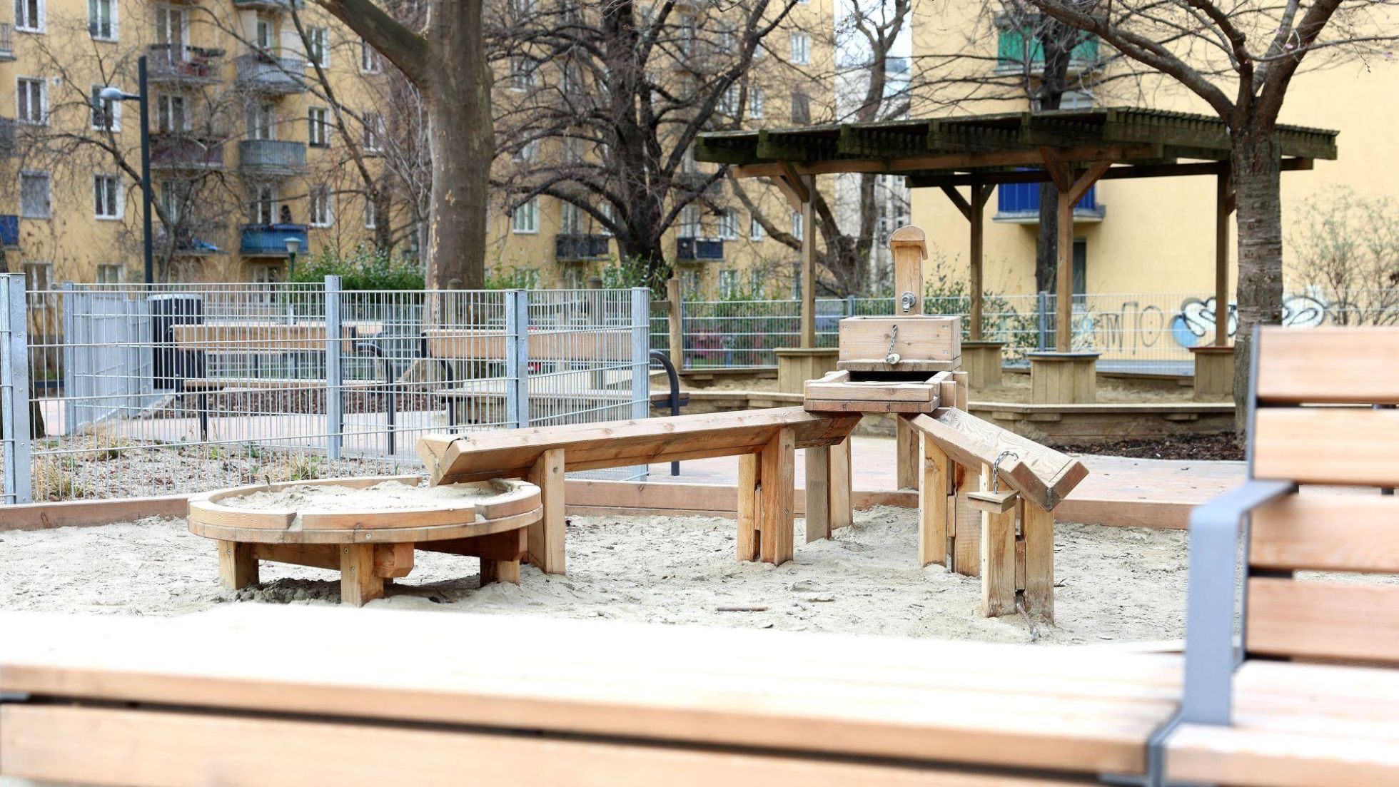 Sandspiel-Bereich mit Wasserpumpe