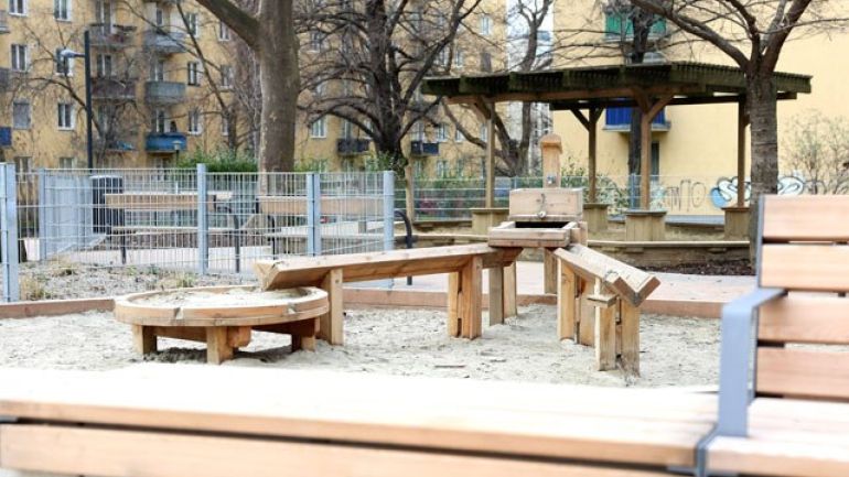 copyright: Stadt Wien/Martin Votava Sandspiel-Bereich mit Wasserpumpe
