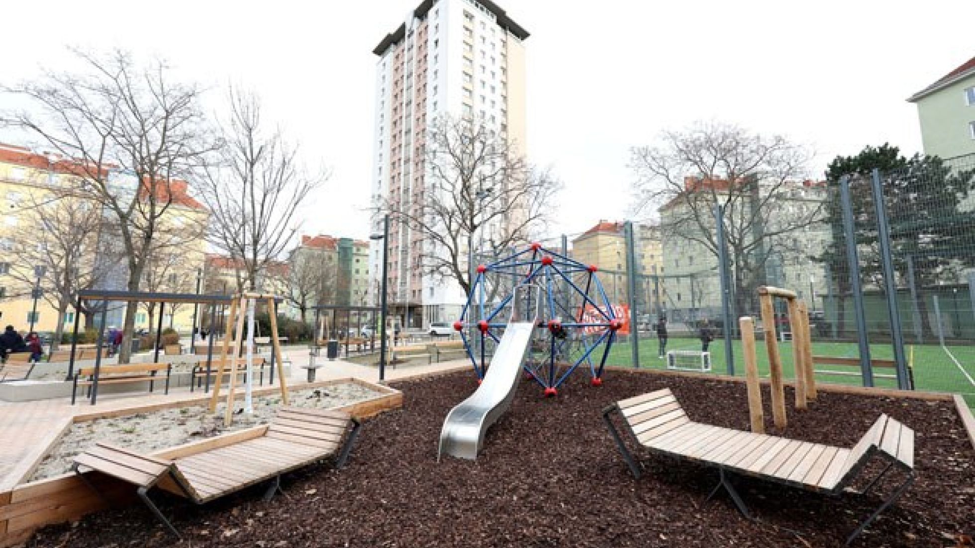 copyright: Stadt Wien/Martin Votava Rutsche, Klettergerüst und Holzliegen auf einem Spielplatz