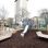 Rutsche, Klettergerüst und Holzliegen auf einem Spielplatz