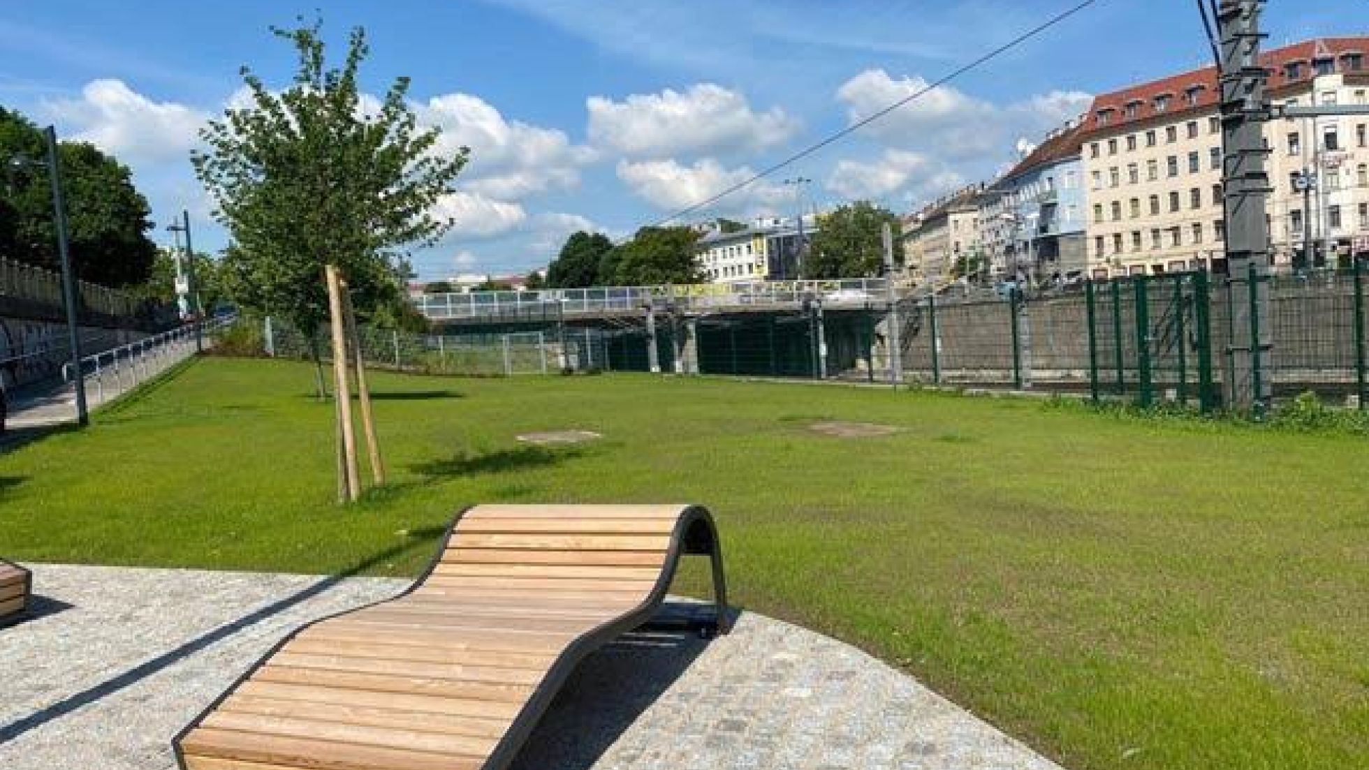 Wellenliege aus Holz in einem Park