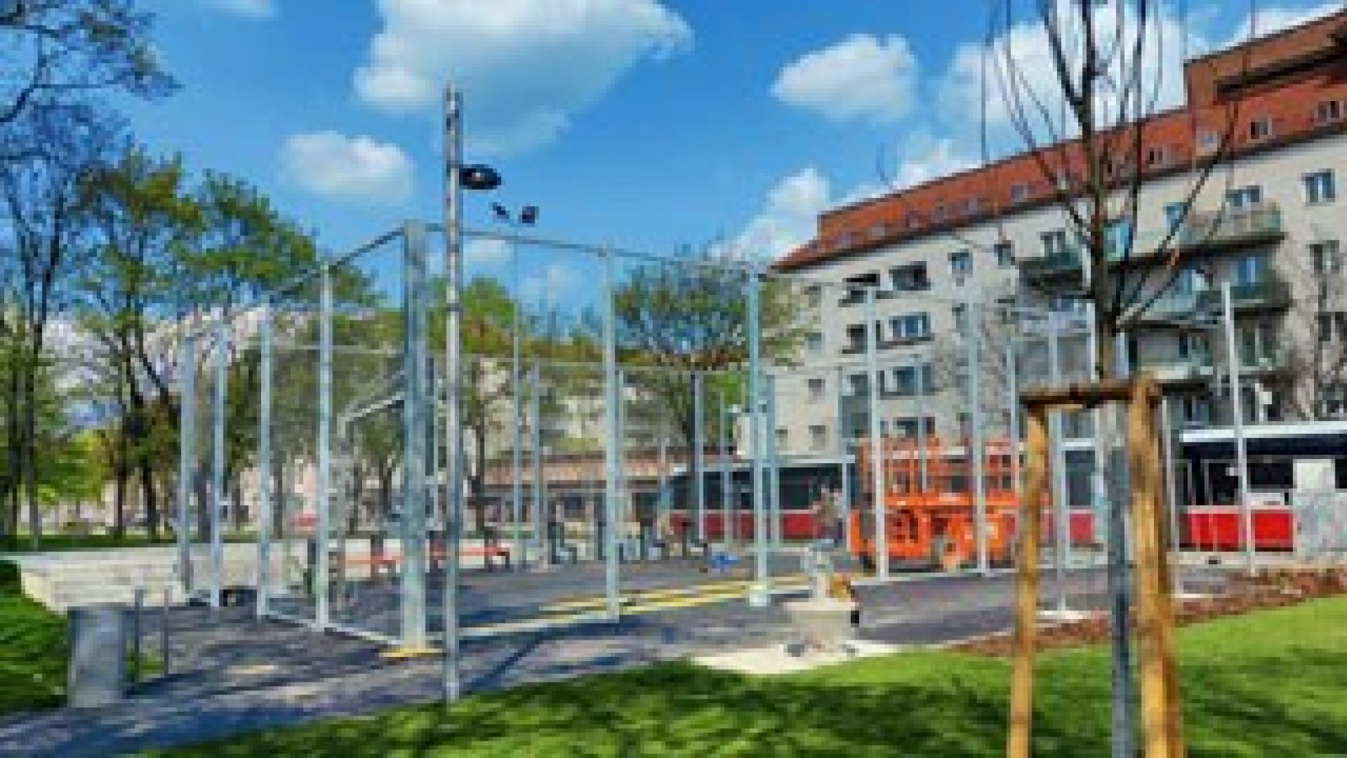 Ballspielkäfig in einem Park