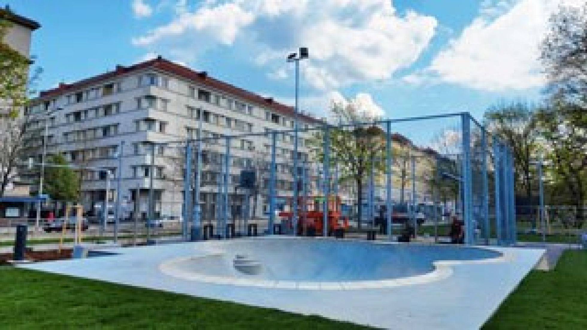 Ballspielkäfig und ausgelassenes Wasserbecken in einem Park