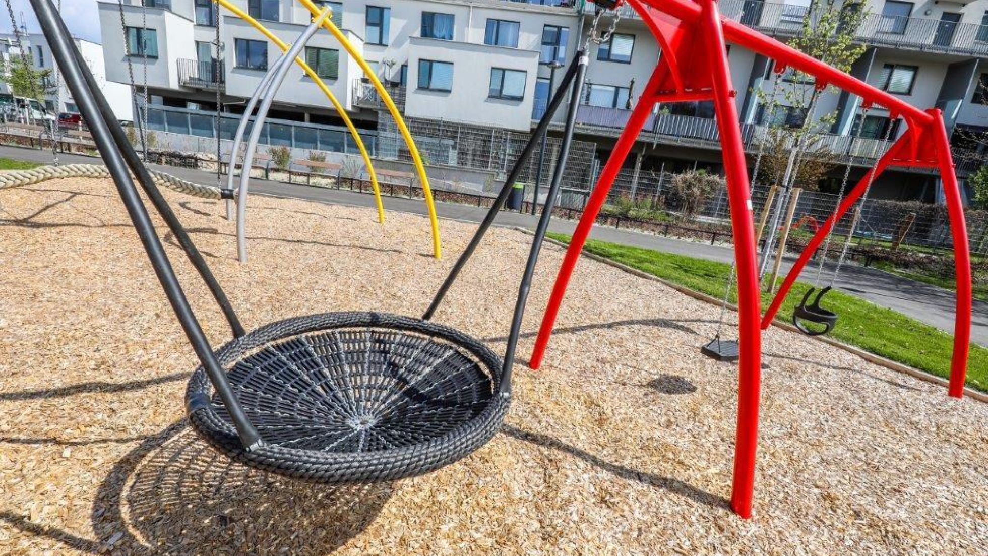 copyright: Fürthner Runde Schaukel auf einem Spielplatz