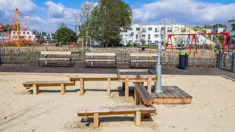 Holzkonstruktion auf einem Spielplatz