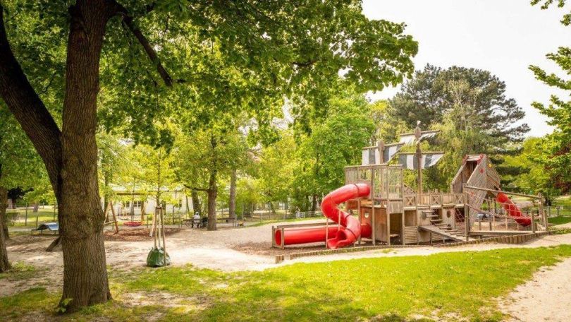 Spielgeräte auf einem Spielplatz